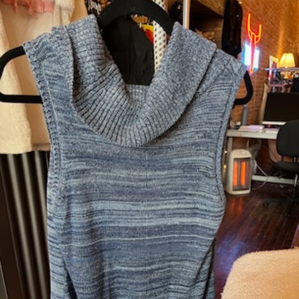 Sleeveless turtleneck